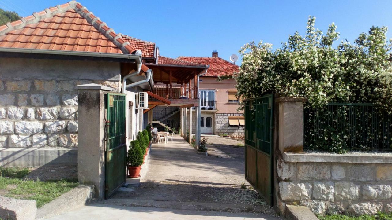 Guest House Green View Pirot Exterior photo